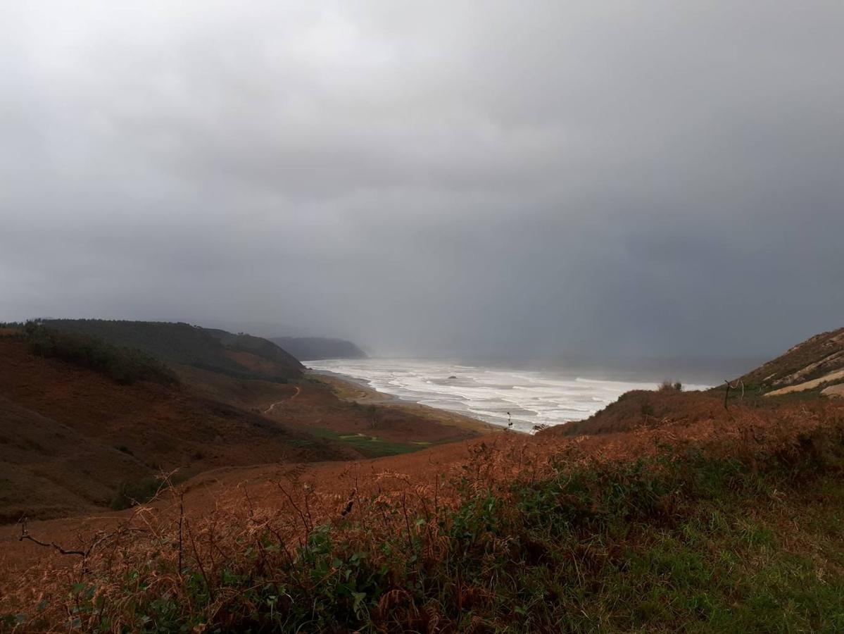 Recorremos una de las rutas costeras más espectaculares del litoral asturiano, situada entre la Playa de Arnao y San Juan de la Arena.