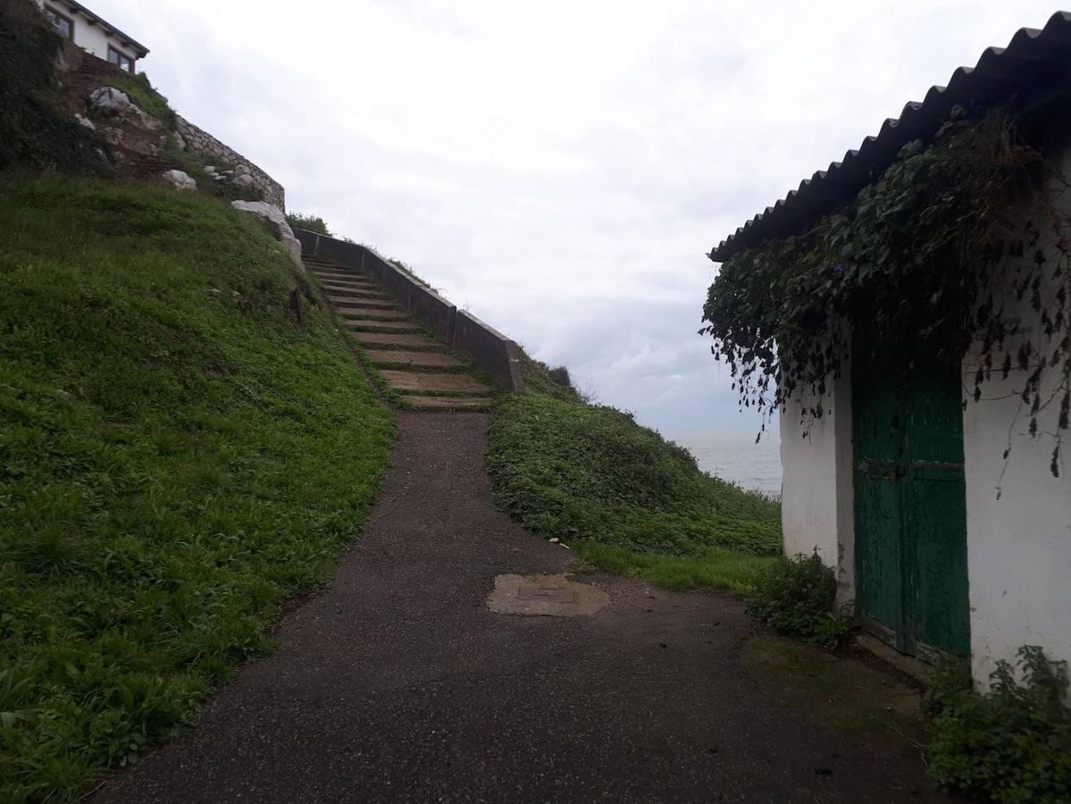 Recorremos una de las rutas costeras más espectaculares del litoral asturiano, situada entre la Playa de Arnao y San Juan de la Arena.