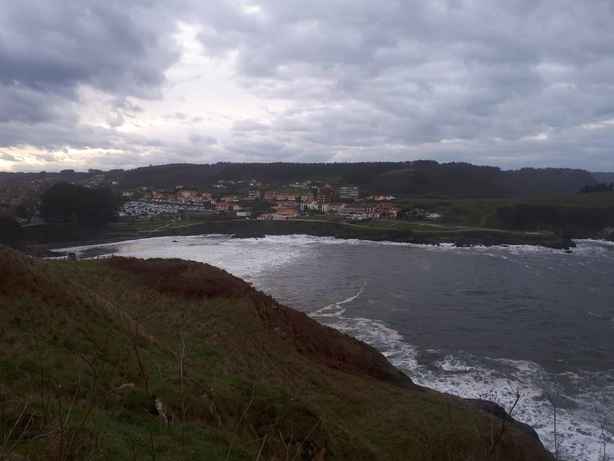 Recorremos una de las rutas costeras más espectaculares del litoral asturiano, situada entre la Playa de Arnao y San Juan de la Arena.