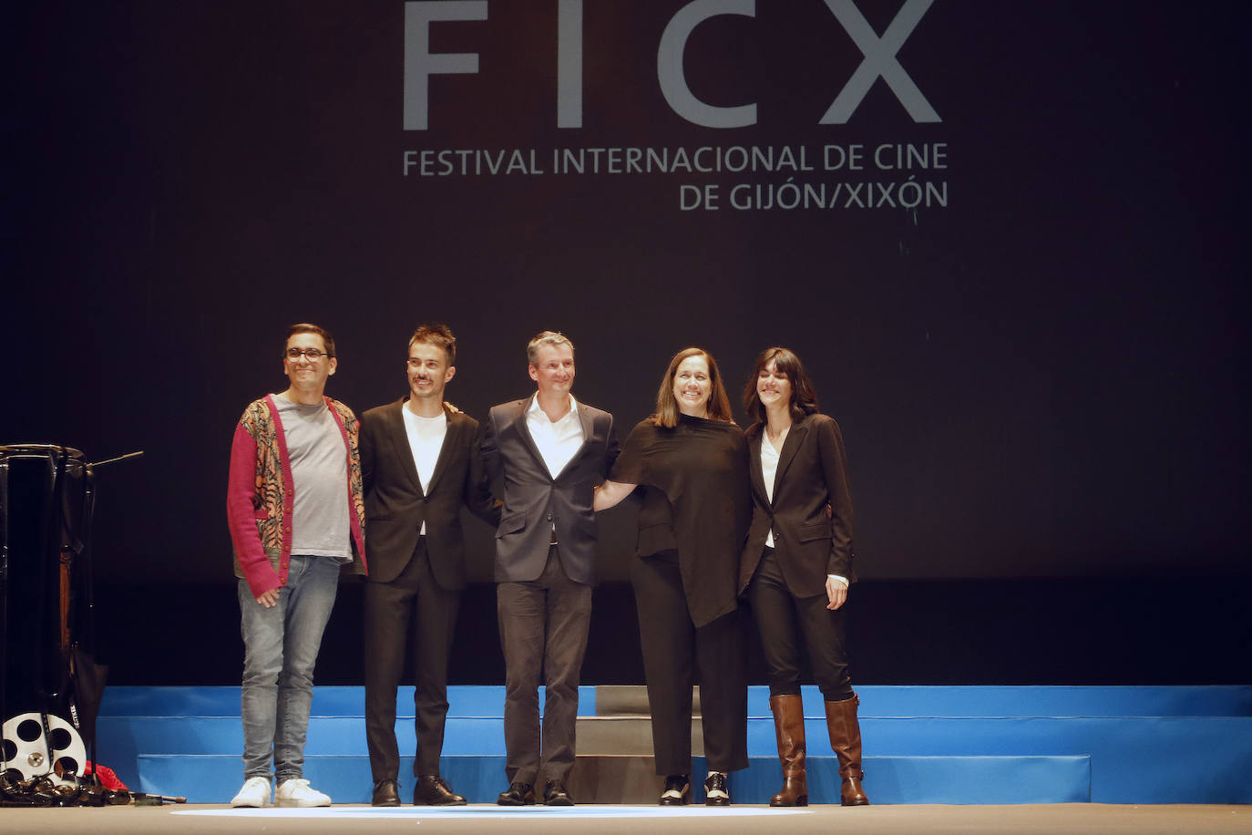 Ernesto Alterio, Quim Gutiérrez, Clara Lago y Montxo Armendáriz son algunos de los rostros conocidos de la gran pantalla que se han dado cita en Gijón con motivo del Festival Internacional de Cine de Xixón, cuya gala inaugural se ha celebrado en el Teatro Jovellanos.