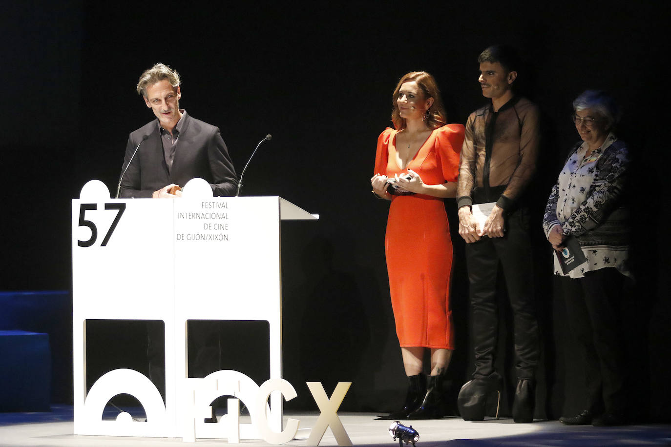 Ernesto Alterio, Quim Gutiérrez, Clara Lago y Montxo Armendáriz son algunos de los rostros conocidos de la gran pantalla que se han dado cita en Gijón con motivo del Festival Internacional de Cine de Xixón, cuya gala inaugural se ha celebrado en el Teatro Jovellanos.