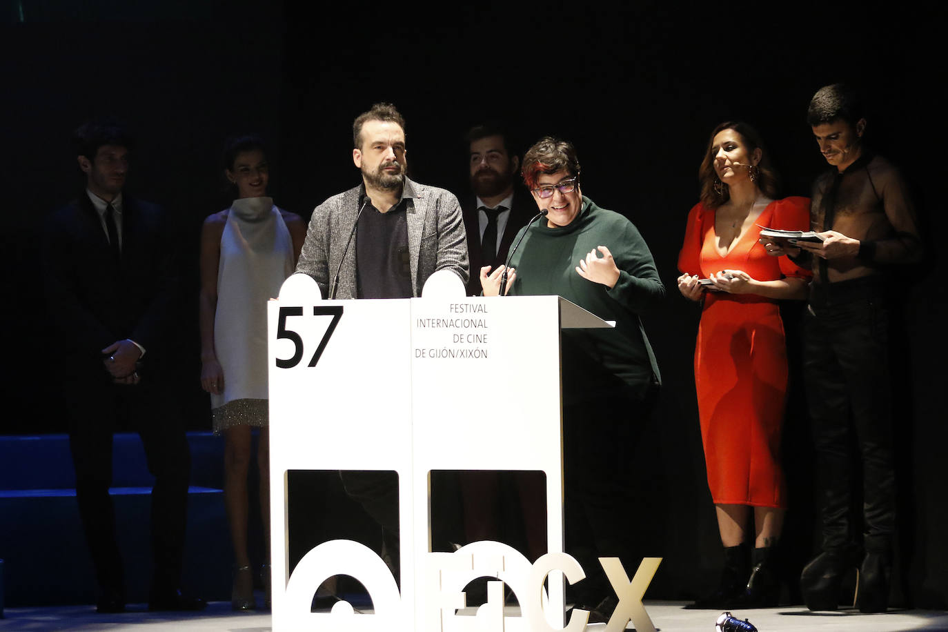 Ernesto Alterio, Quim Gutiérrez, Clara Lago y Montxo Armendáriz son algunos de los rostros conocidos de la gran pantalla que se han dado cita en Gijón con motivo del Festival Internacional de Cine de Xixón, cuya gala inaugural se ha celebrado en el Teatro Jovellanos.