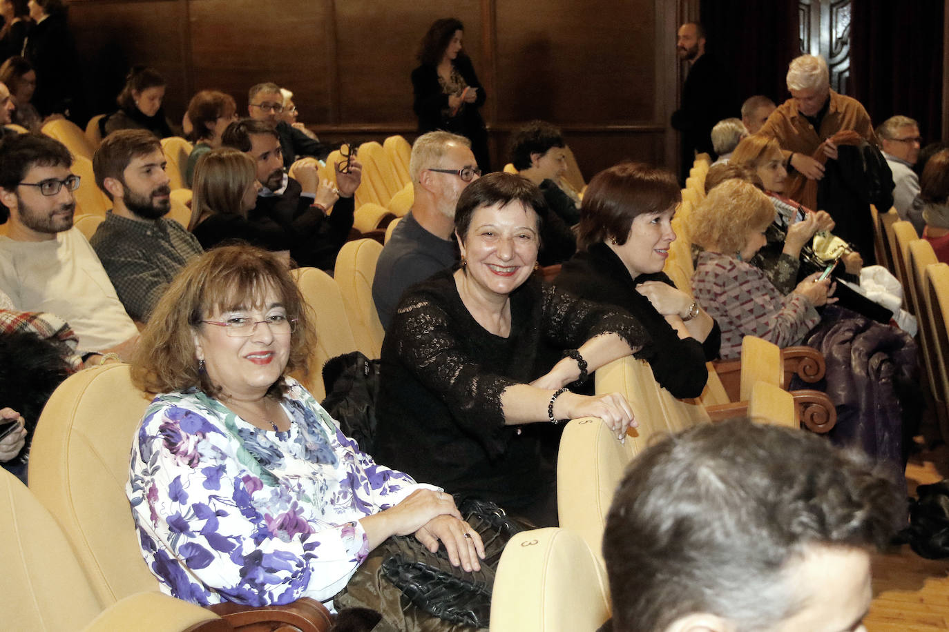 Ernesto Alterio, Quim Gutiérrez, Clara Lago y Montxo Armendáriz son algunos de los rostros conocidos de la gran pantalla que se han dado cita en Gijón con motivo del Festival Internacional de Cine de Xixón, cuya gala inaugural se ha celebrado en el Teatro Jovellanos.