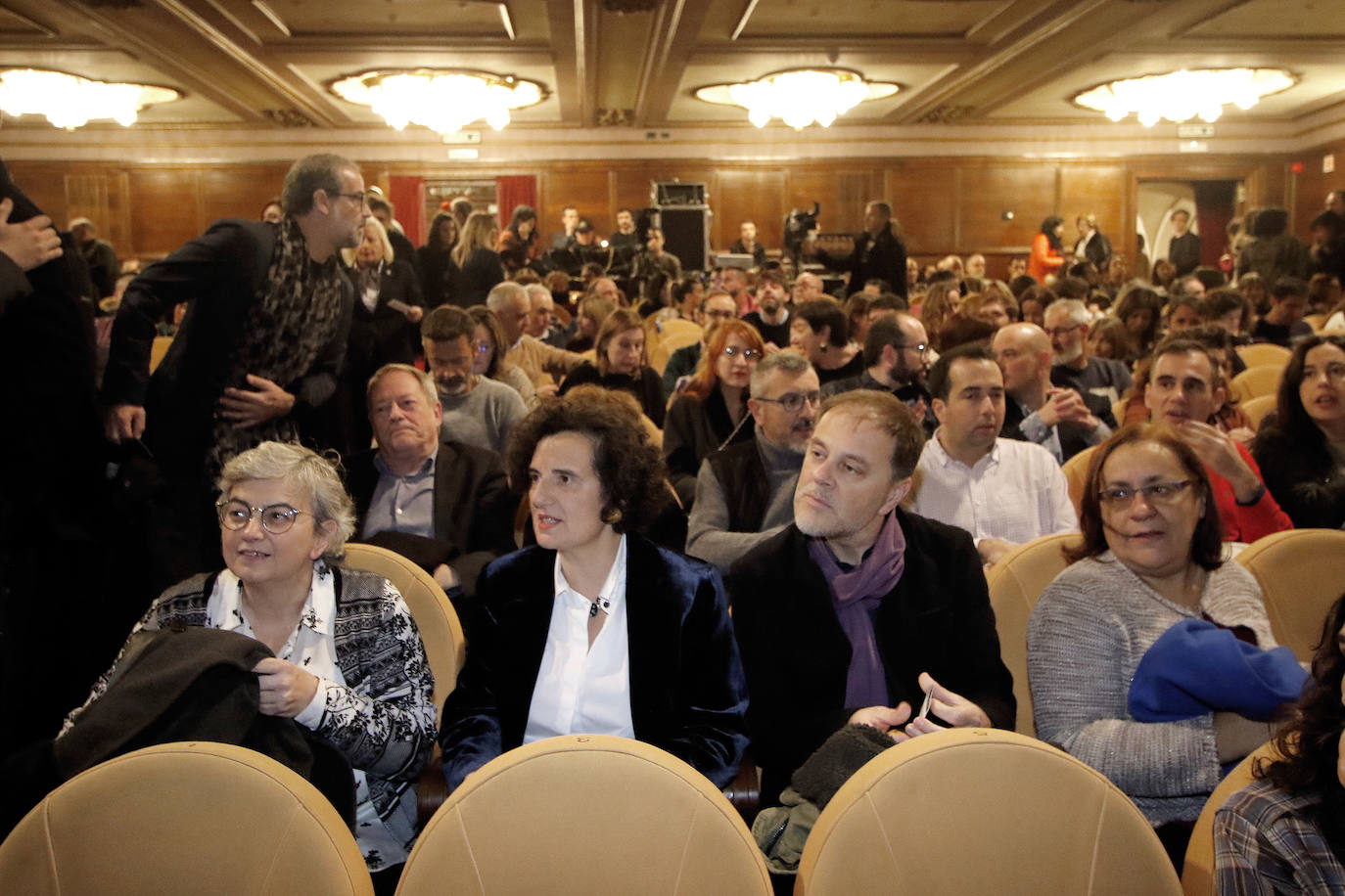 Ernesto Alterio, Quim Gutiérrez, Clara Lago y Montxo Armendáriz son algunos de los rostros conocidos de la gran pantalla que se han dado cita en Gijón con motivo del Festival Internacional de Cine de Xixón, cuya gala inaugural se ha celebrado en el Teatro Jovellanos.