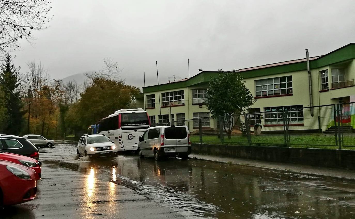 Una familia rescatada por la amenaza de crecida del río Piloña, el colegio de Villamayor obligado a suspender las clases por las fuertes lluvias y árboles caídos sobre las vías son algunas de las incidencias del temporal en el Oriente. 