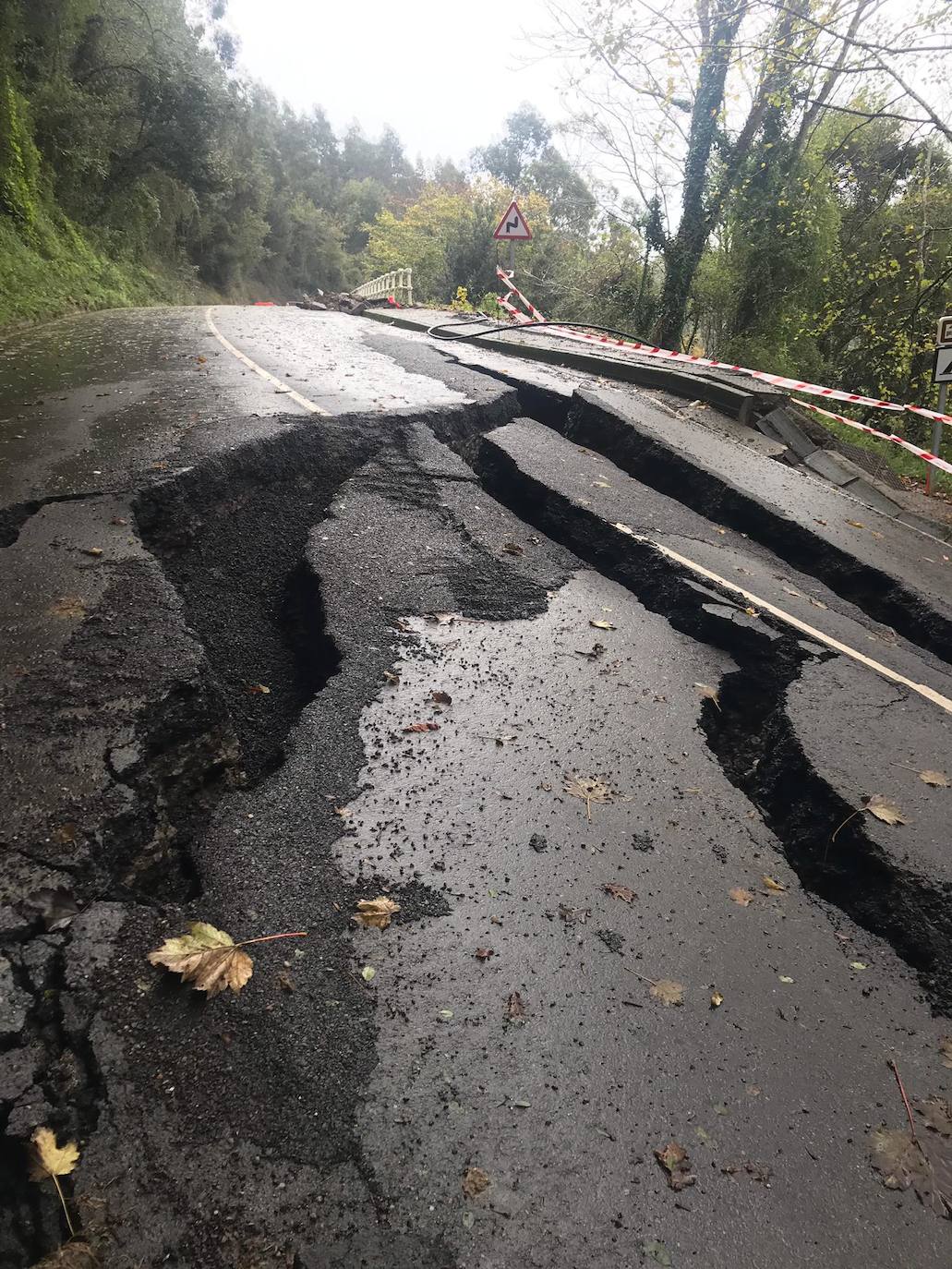 Así ha quedado la carretera que comunica Colunga y Lastres tras el temporal