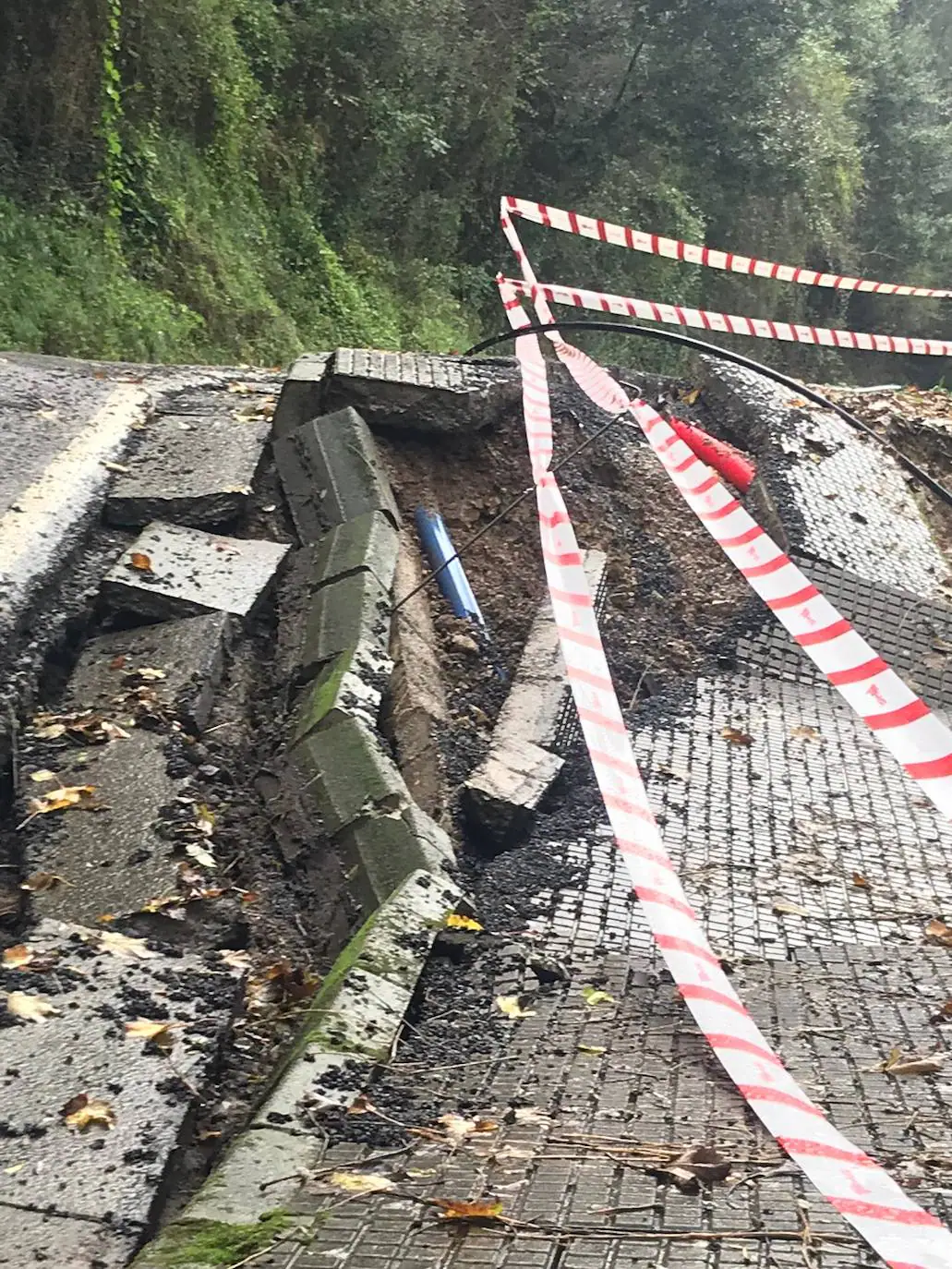 Así ha quedado la carretera que comunica Colunga y Lastres tras el temporal