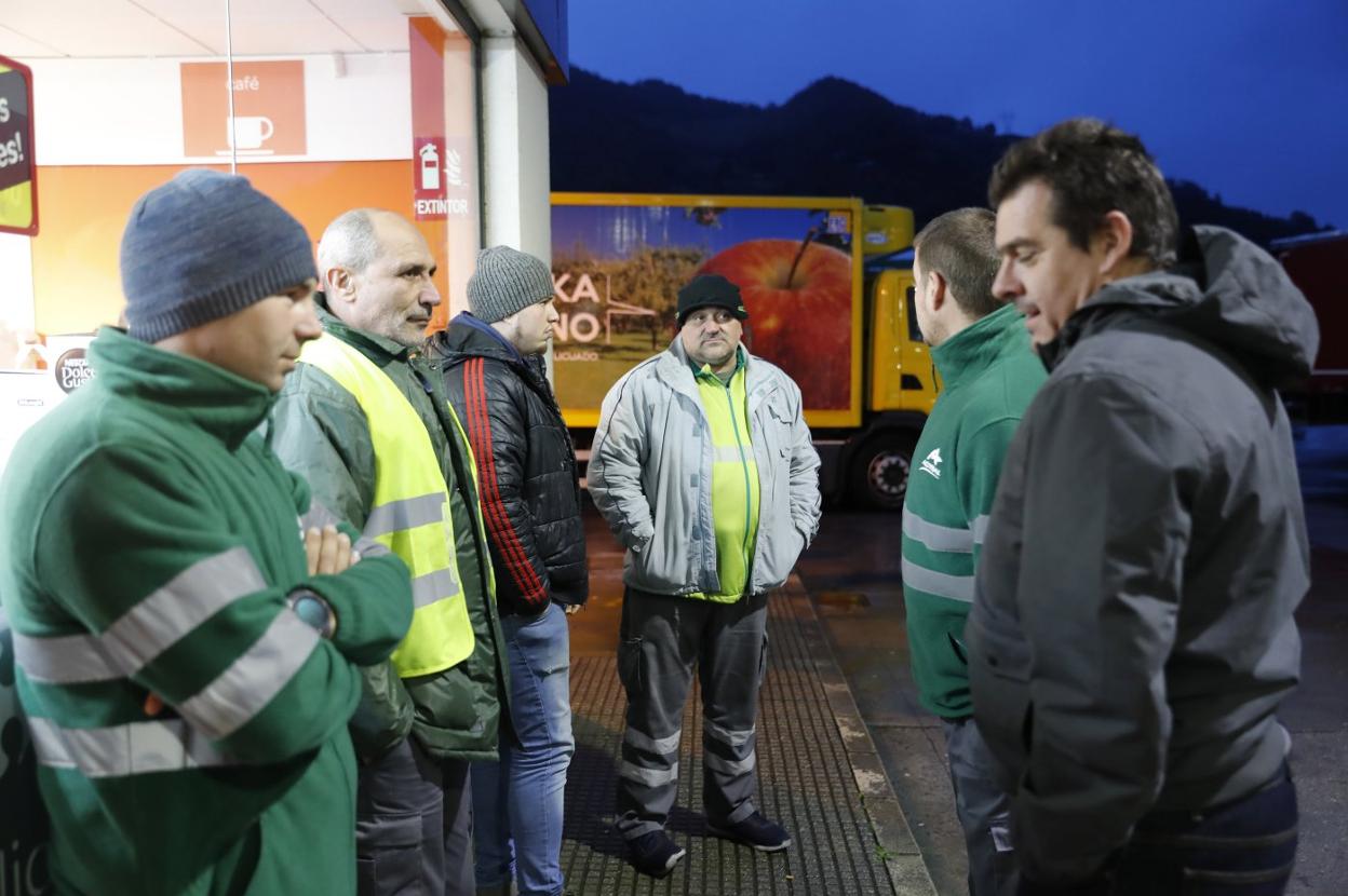 Varios camioneros conversan en la estación de servicio de Villallana, en Lena. 