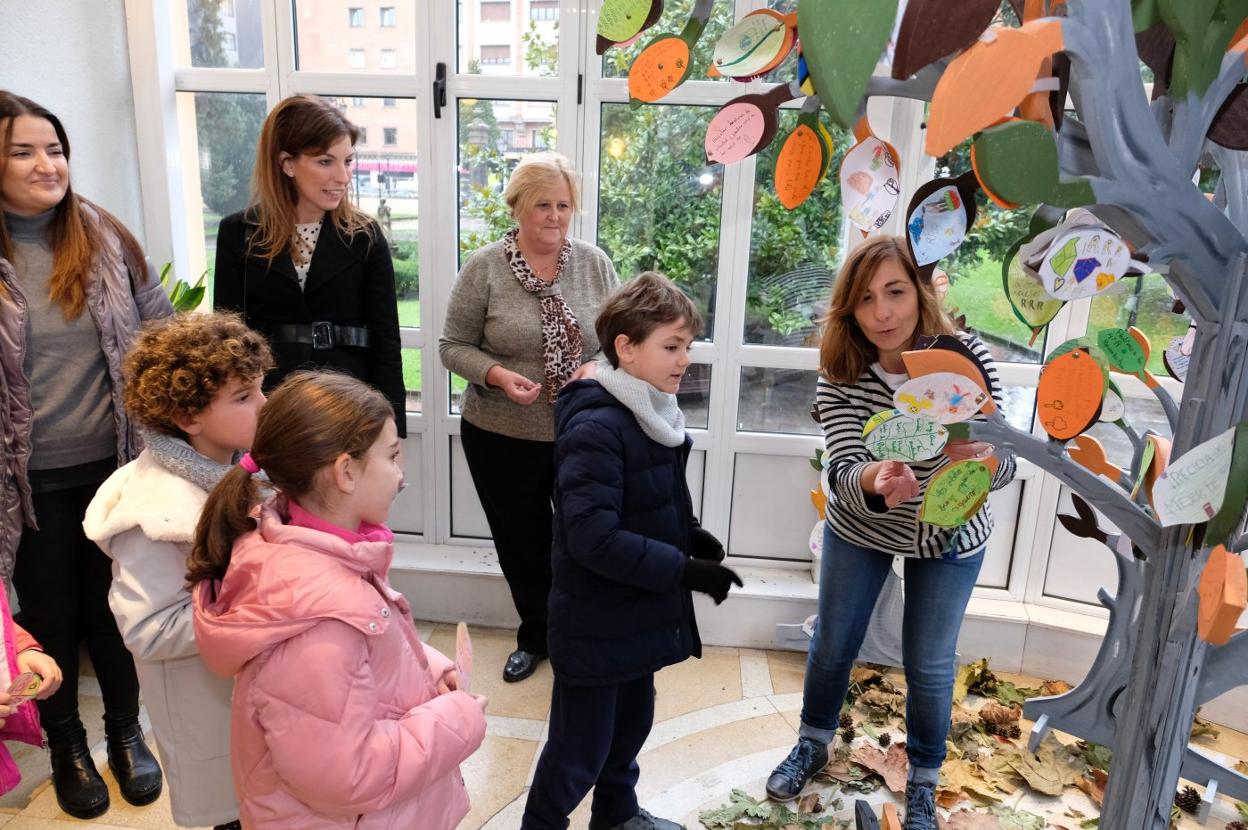 Escolares del colegio público Gesta depositando sus mensajes en el Bosque de las tres erres. 