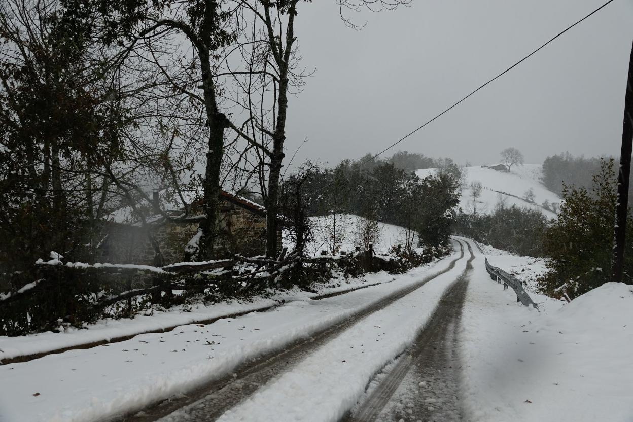 Acumulación de nieve en la carretera a Collado Llomeda. 