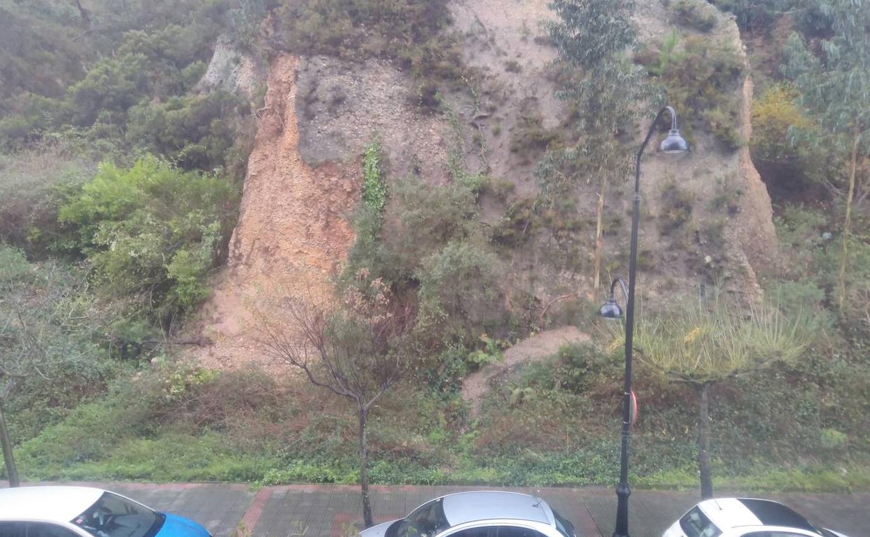 Un argayo mantiene cortada la carretera que une Pravia con Cornellana