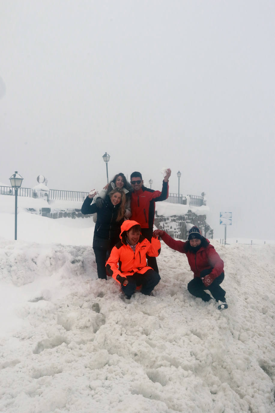 Las nevadas siguen siendo protagonistas en Pajares y en Tarna, que se ha quedado sin luz y sin señal de televisión.