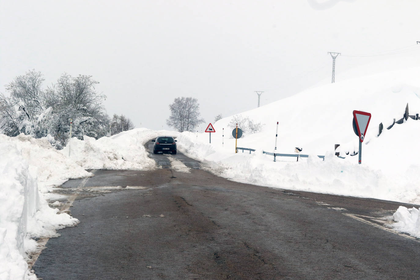 Las nevadas siguen siendo protagonistas en Pajares y en Tarna, que se ha quedado sin luz y sin señal de televisión.