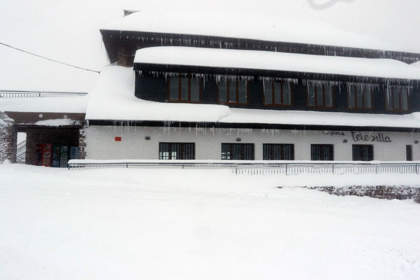 Las nevadas siguen siendo protagonistas en Pajares y en Tarna, que se ha quedado sin luz y sin señal de televisión.