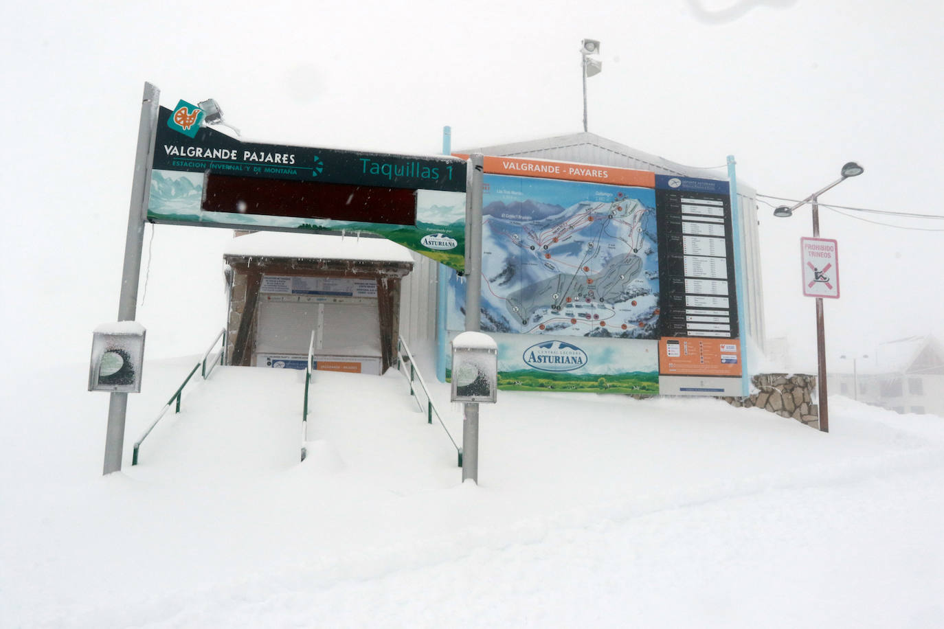 Las nevadas siguen siendo protagonistas en Pajares y en Tarna, que se ha quedado sin luz y sin señal de televisión.