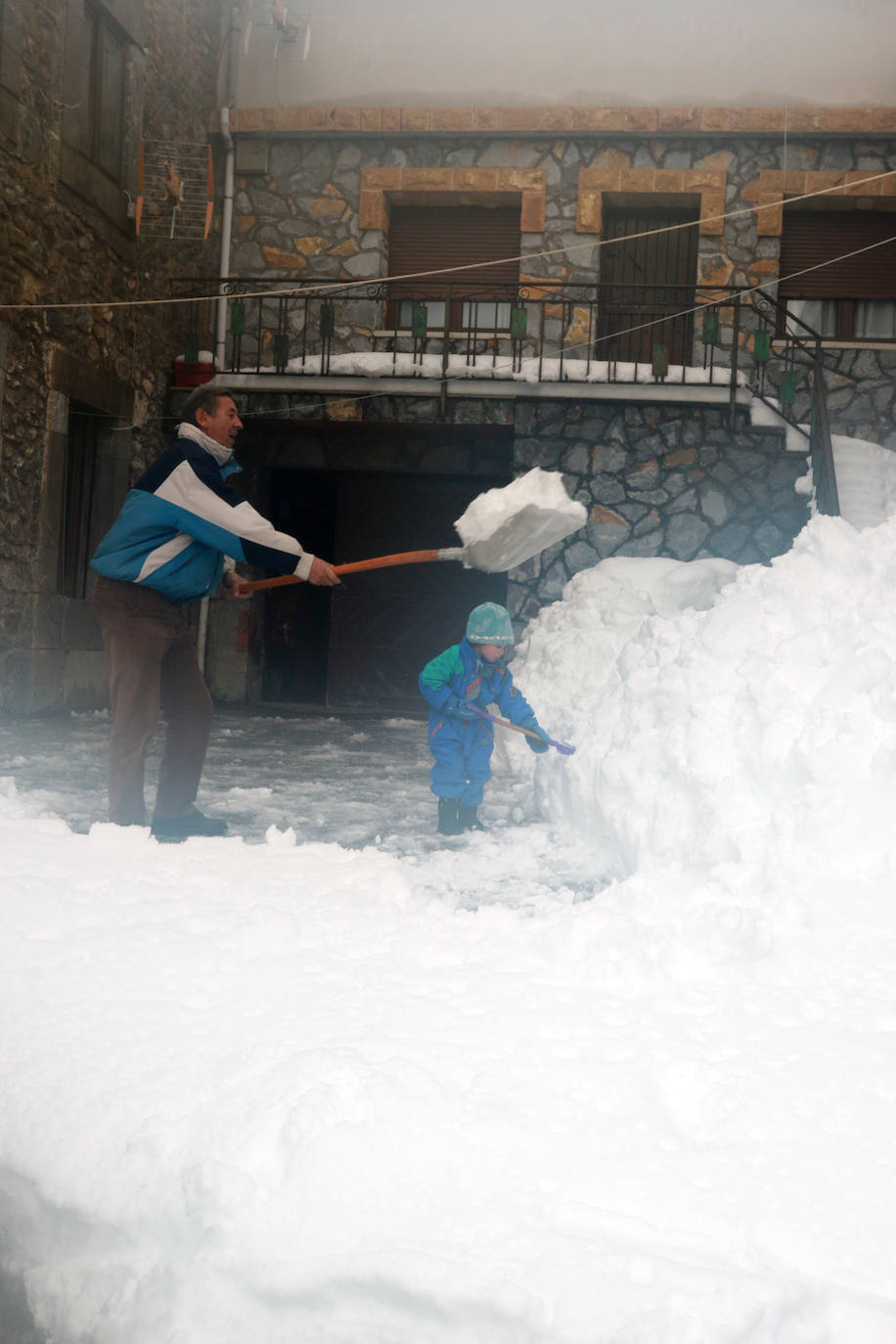 Las nevadas siguen siendo protagonistas en Pajares y en Tarna, que se ha quedado sin luz y sin señal de televisión.