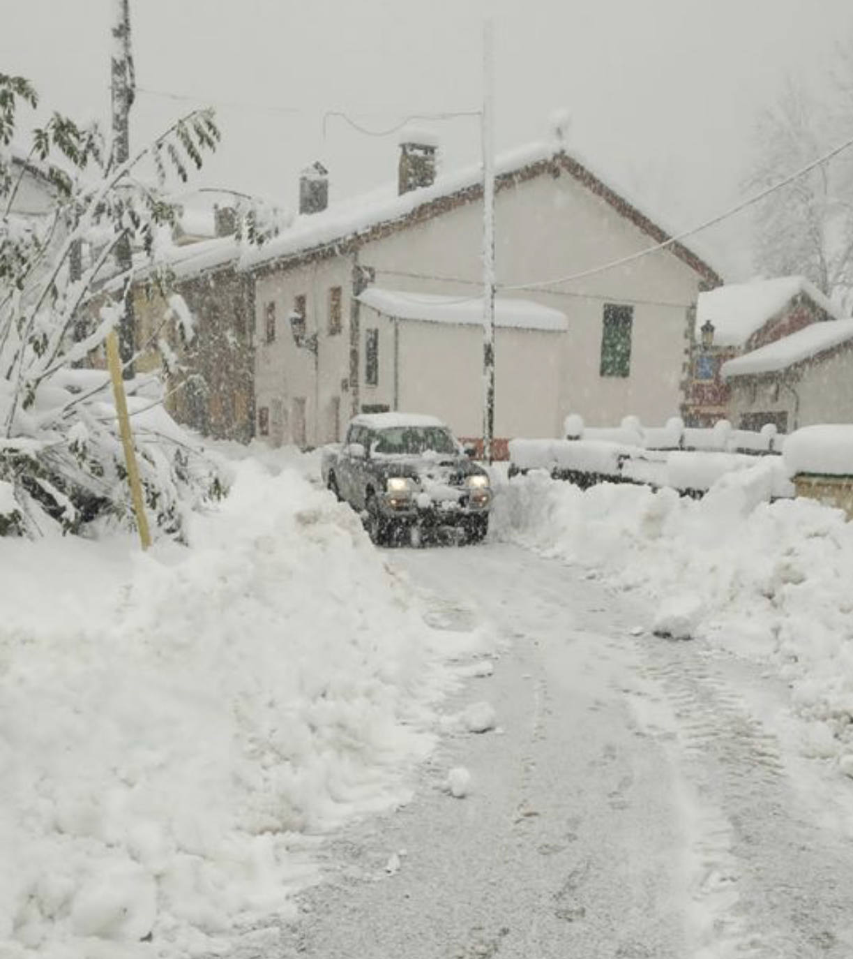 Las nevadas siguen siendo protagonistas en Pajares y en Tarna, que se ha quedado sin luz y sin señal de televisión.