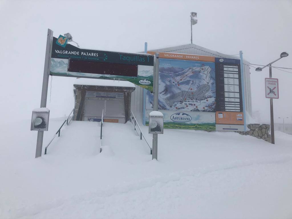 Las nevadas siguen siendo protagonistas en Pajares y en Tarna, que se ha quedado sin luz y sin señal de televisión.