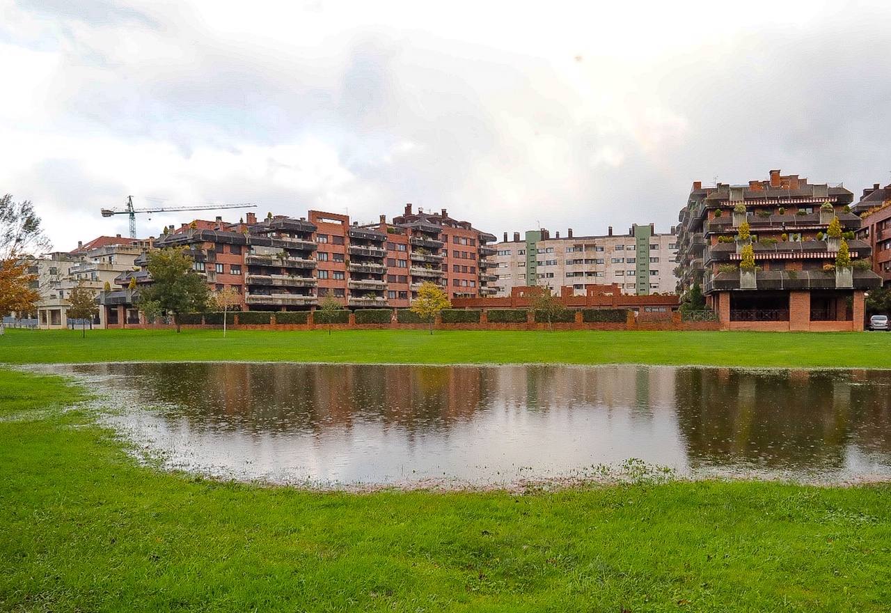 El aumento del nivel del agua presisa extremar la vigilancia en los ríos asturianos. Así amanecían este sábado el río Pinzales y el Piles, en Gijón, tras las fuertes precipitaciones.