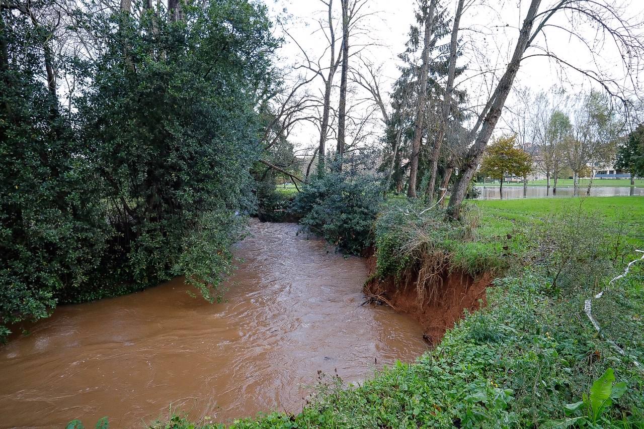 El aumento del nivel del agua presisa extremar la vigilancia en los ríos asturianos. Así amanecían este sábado el río Pinzales y el Piles, en Gijón, tras las fuertes precipitaciones.