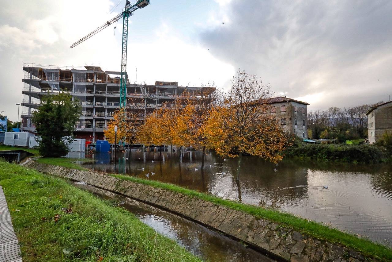 El aumento del nivel del agua presisa extremar la vigilancia en los ríos asturianos. Así amanecían este sábado el río Pinzales y el Piles, en Gijón, tras las fuertes precipitaciones.