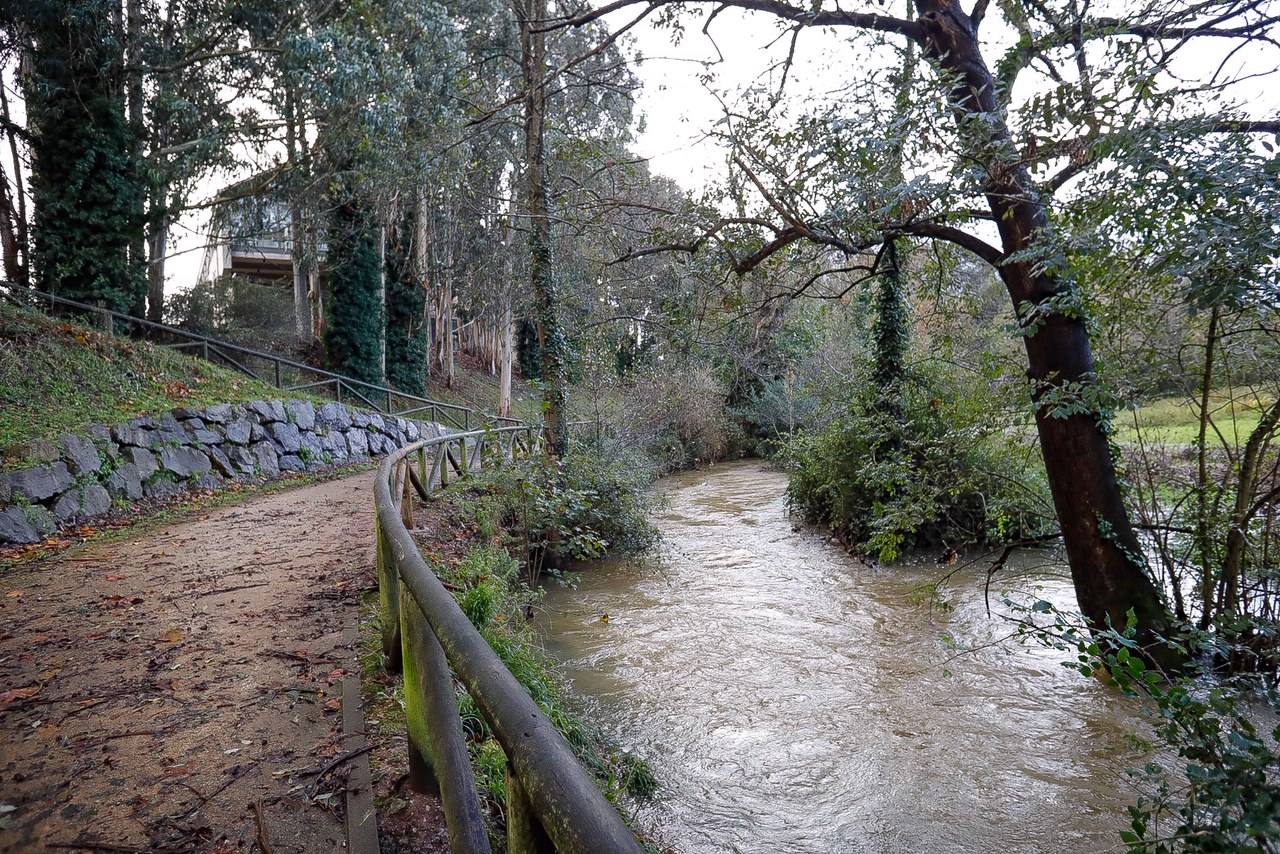 El aumento del nivel del agua presisa extremar la vigilancia en los ríos asturianos. Así amanecían este sábado el río Pinzales y el Piles, en Gijón, tras las fuertes precipitaciones.