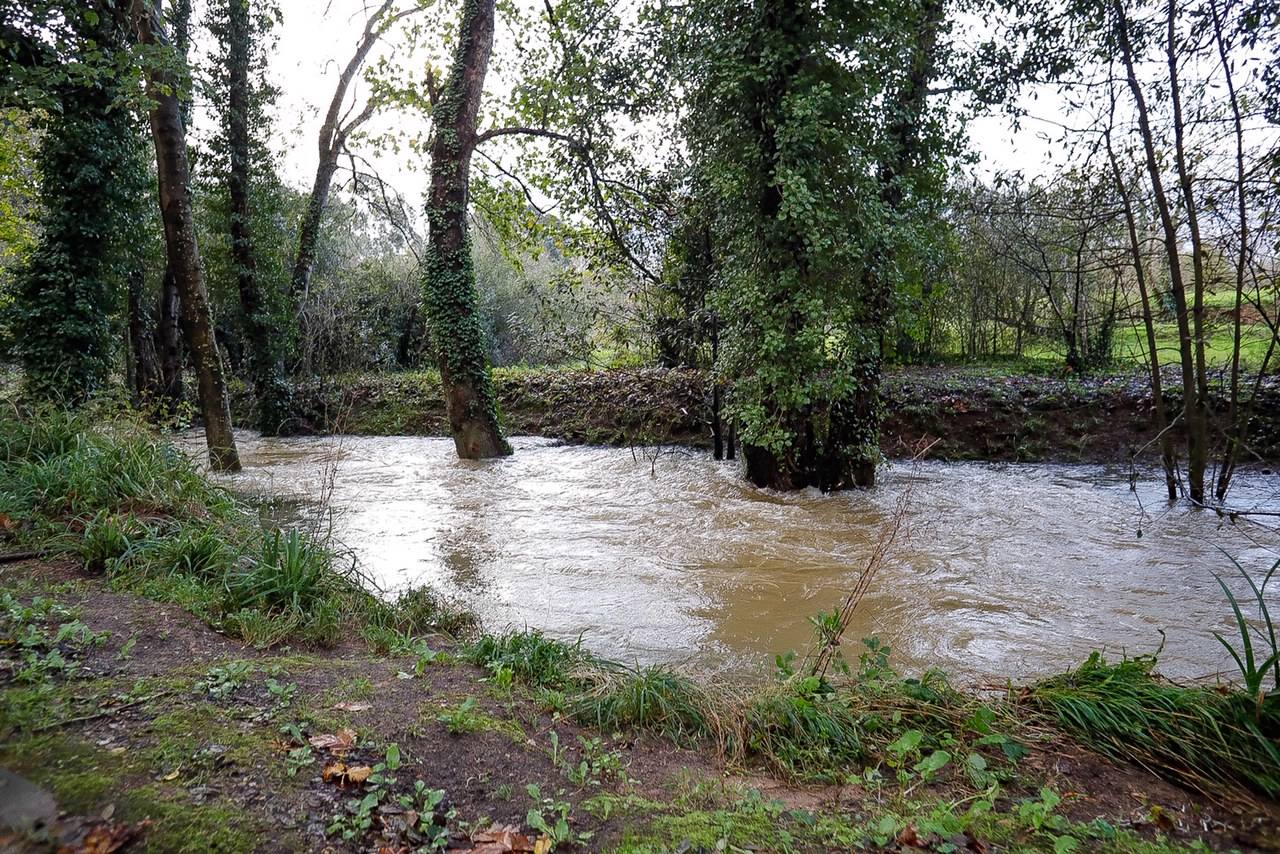 El aumento del nivel del agua presisa extremar la vigilancia en los ríos asturianos. Así amanecían este sábado el río Pinzales y el Piles, en Gijón, tras las fuertes precipitaciones.