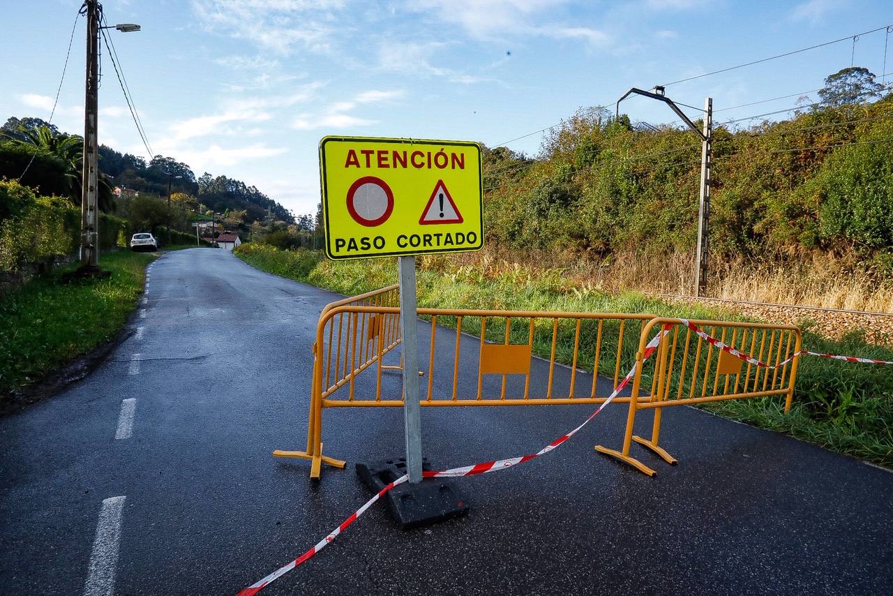 El aumento del nivel del agua presisa extremar la vigilancia en los ríos asturianos. Así amanecían este sábado el río Pinzales y el Piles, en Gijón, tras las fuertes precipitaciones.