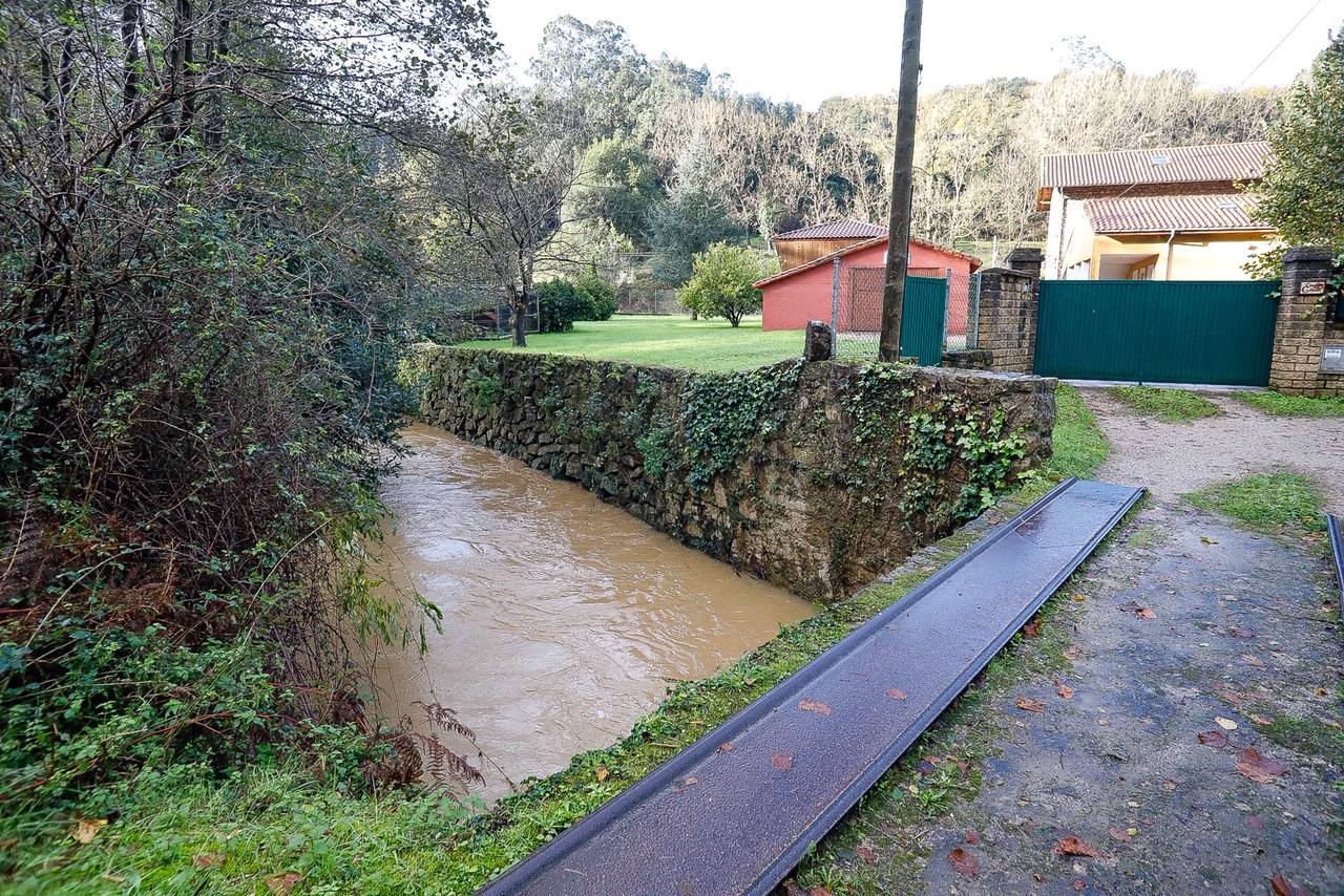 El aumento del nivel del agua presisa extremar la vigilancia en los ríos asturianos. Así amanecían este sábado el río Pinzales y el Piles, en Gijón, tras las fuertes precipitaciones.