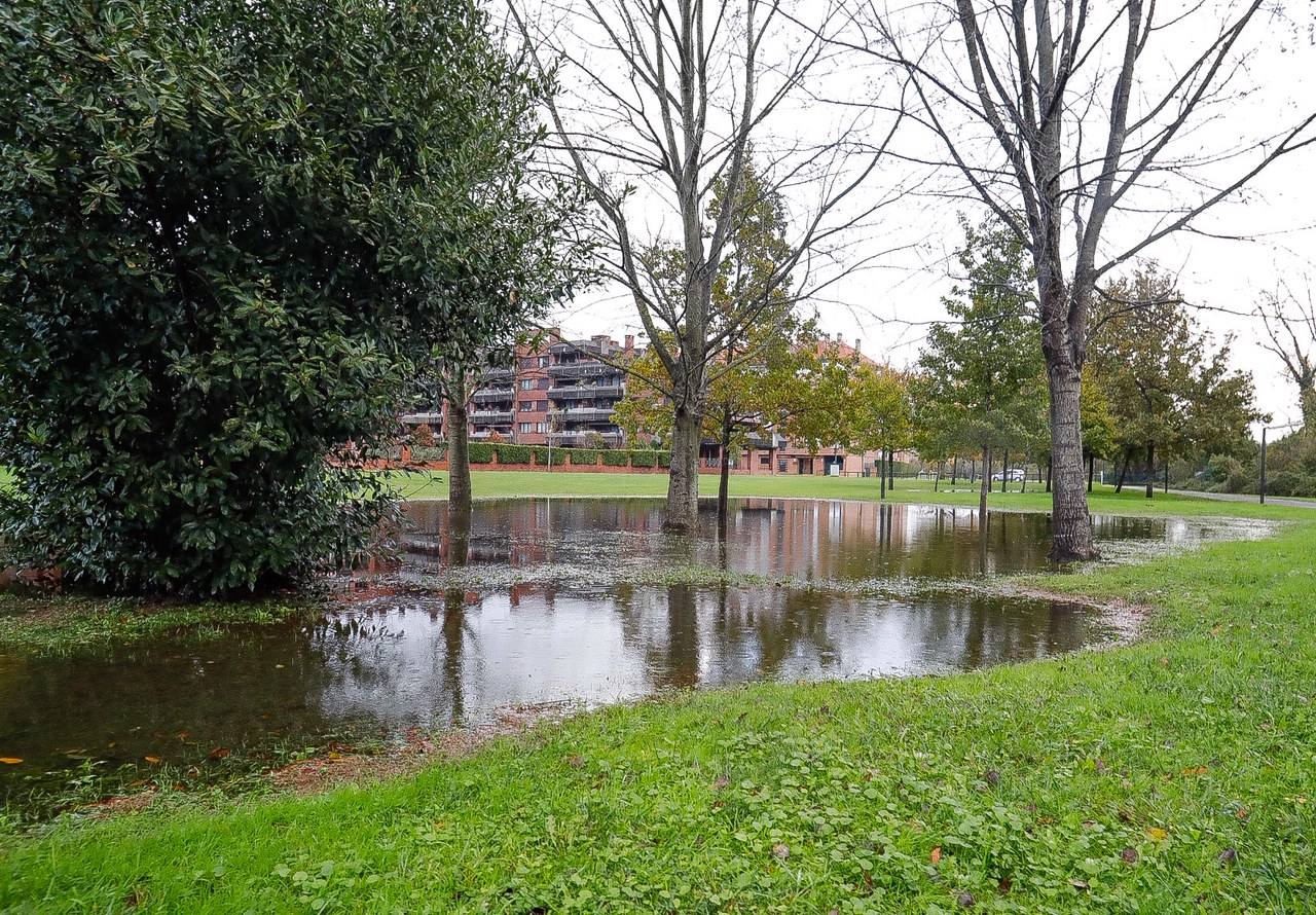 El aumento del nivel del agua presisa extremar la vigilancia en los ríos asturianos. Así amanecían este sábado el río Pinzales y el Piles, en Gijón, tras las fuertes precipitaciones.