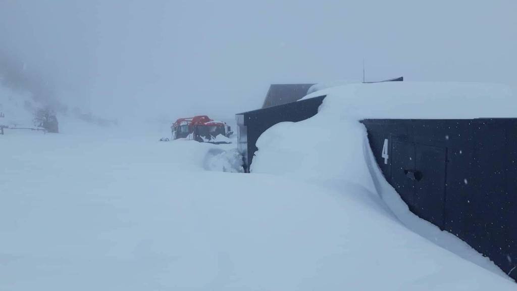 El último temporal ha dejado un espeso manto de nieve en Fuentes de Invierno. 