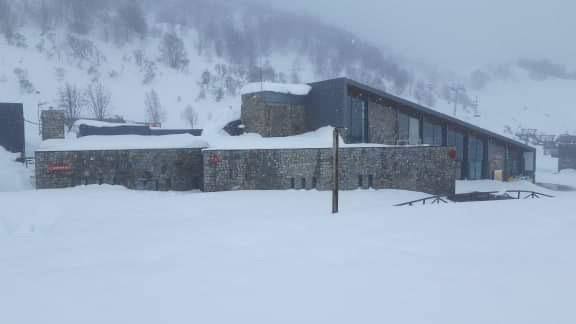 Pese a que el temporal ha remitido en Asturias, persiste la nieve que ha caido durante los últimos días. 