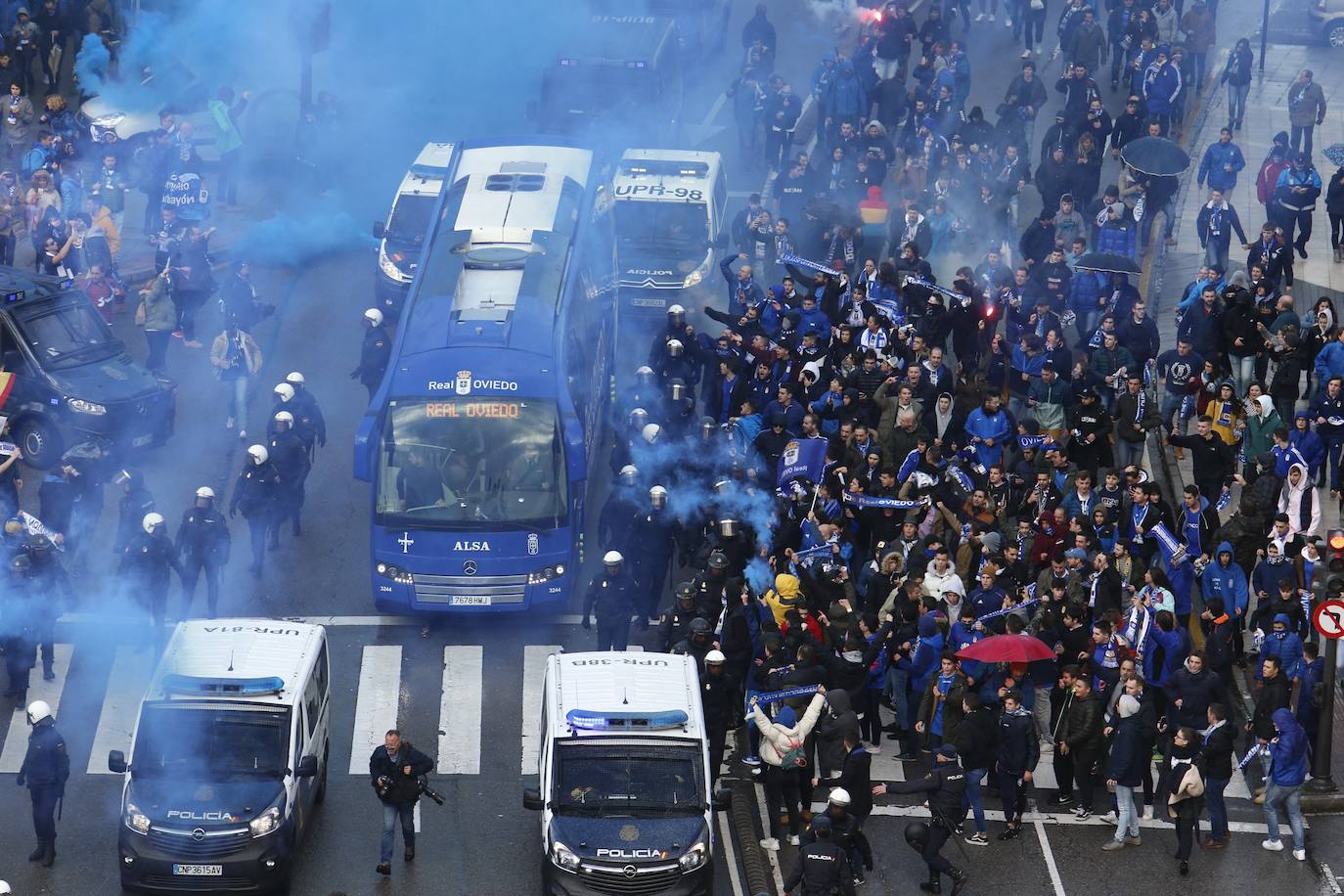 Los aficionados del Real Oviedo han escoltado a los jugadores desde la salida del hotel hasta la llegada al Carlos Tartiere. 