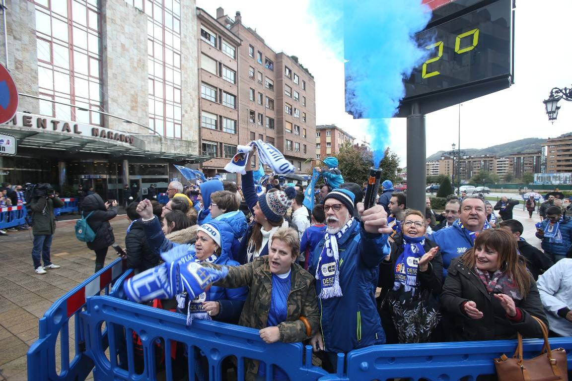 Los aficionados del Real Oviedo han escoltado a los jugadores desde la salida del hotel hasta la llegada al Carlos Tartiere. 