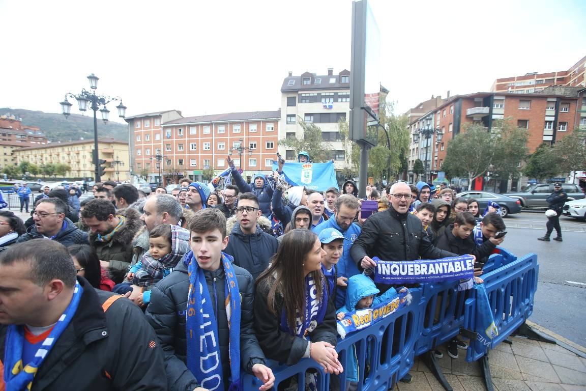 Los aficionados del Real Oviedo han escoltado a los jugadores desde la salida del hotel hasta la llegada al Carlos Tartiere. 