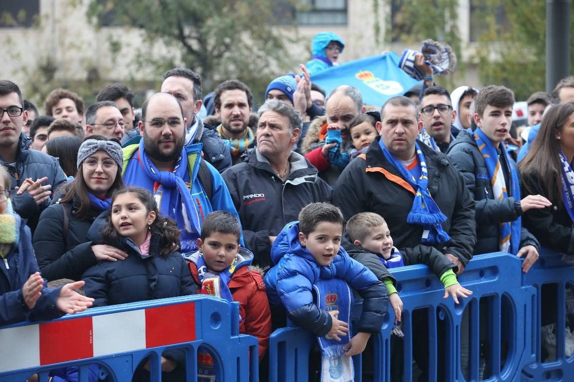 Los aficionados del Real Oviedo han escoltado a los jugadores desde la salida del hotel hasta la llegada al Carlos Tartiere. 