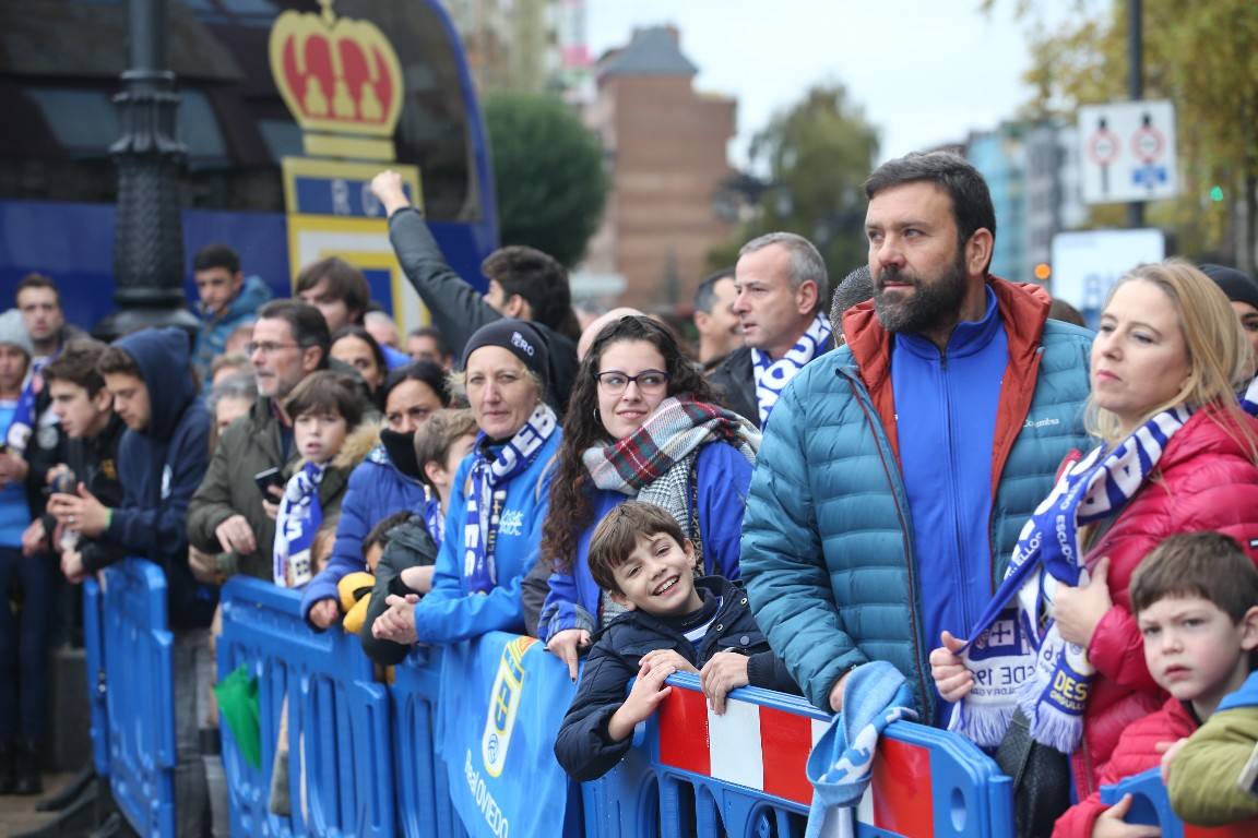 Los aficionados del Real Oviedo han escoltado a los jugadores desde la salida del hotel hasta la llegada al Carlos Tartiere. 