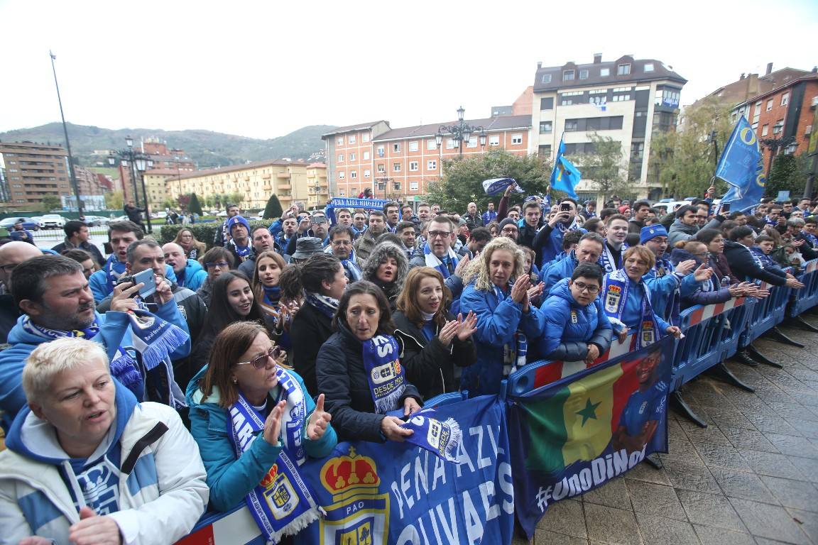 Los aficionados del Real Oviedo han escoltado a los jugadores desde la salida del hotel hasta la llegada al Carlos Tartiere. 