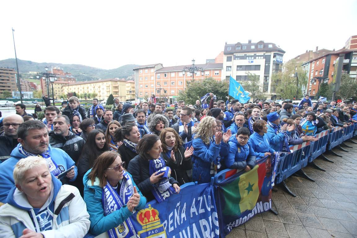 Los aficionados del Real Oviedo han escoltado a los jugadores desde la salida del hotel hasta la llegada al Carlos Tartiere. 