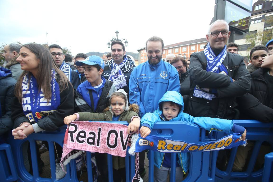 Los aficionados del Real Oviedo han escoltado a los jugadores desde la salida del hotel hasta la llegada al Carlos Tartiere. 