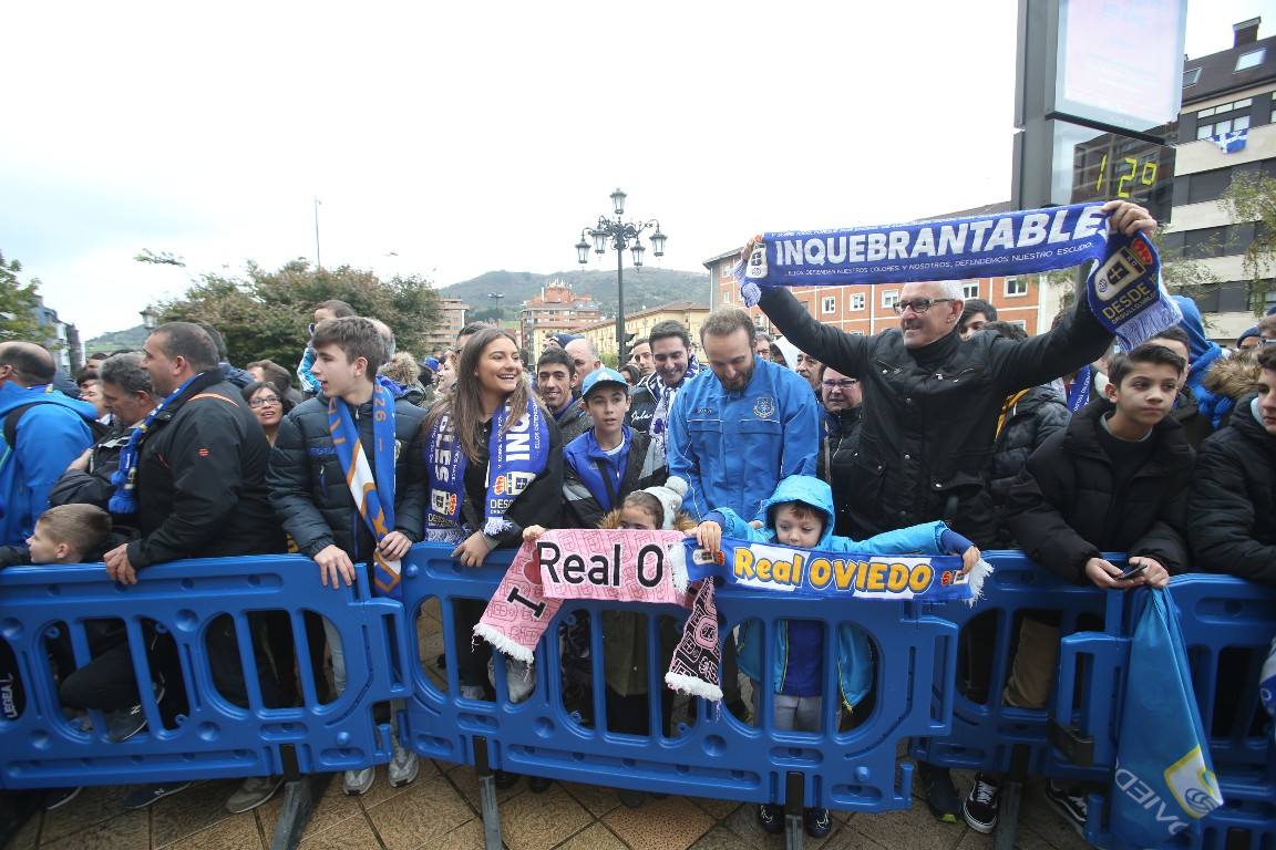 Los aficionados del Real Oviedo han escoltado a los jugadores desde la salida del hotel hasta la llegada al Carlos Tartiere. 