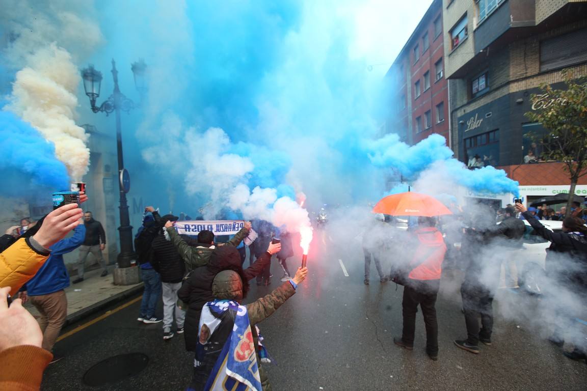 Los aficionados del Real Oviedo han escoltado a los jugadores desde la salida del hotel hasta la llegada al Carlos Tartiere. 