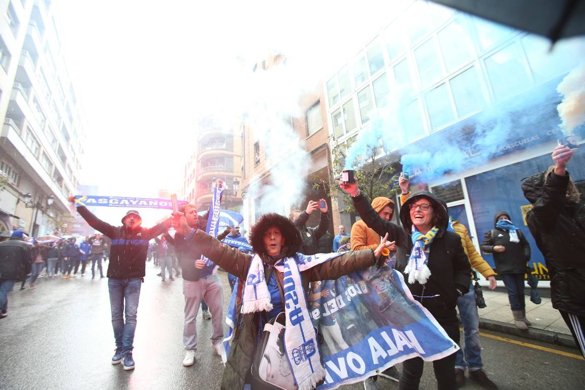 Los aficionados del Real Oviedo han escoltado a los jugadores desde la salida del hotel hasta la llegada al Carlos Tartiere. 