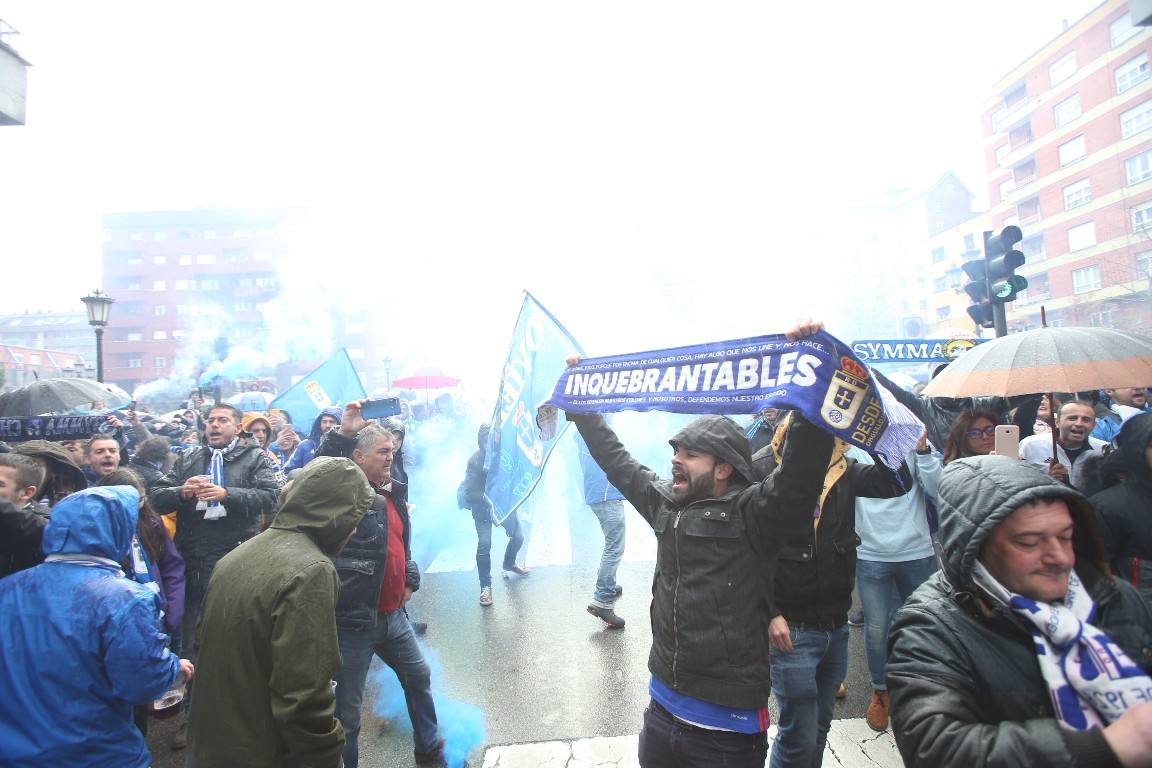 Los aficionados del Real Oviedo han escoltado a los jugadores desde la salida del hotel hasta la llegada al Carlos Tartiere. 