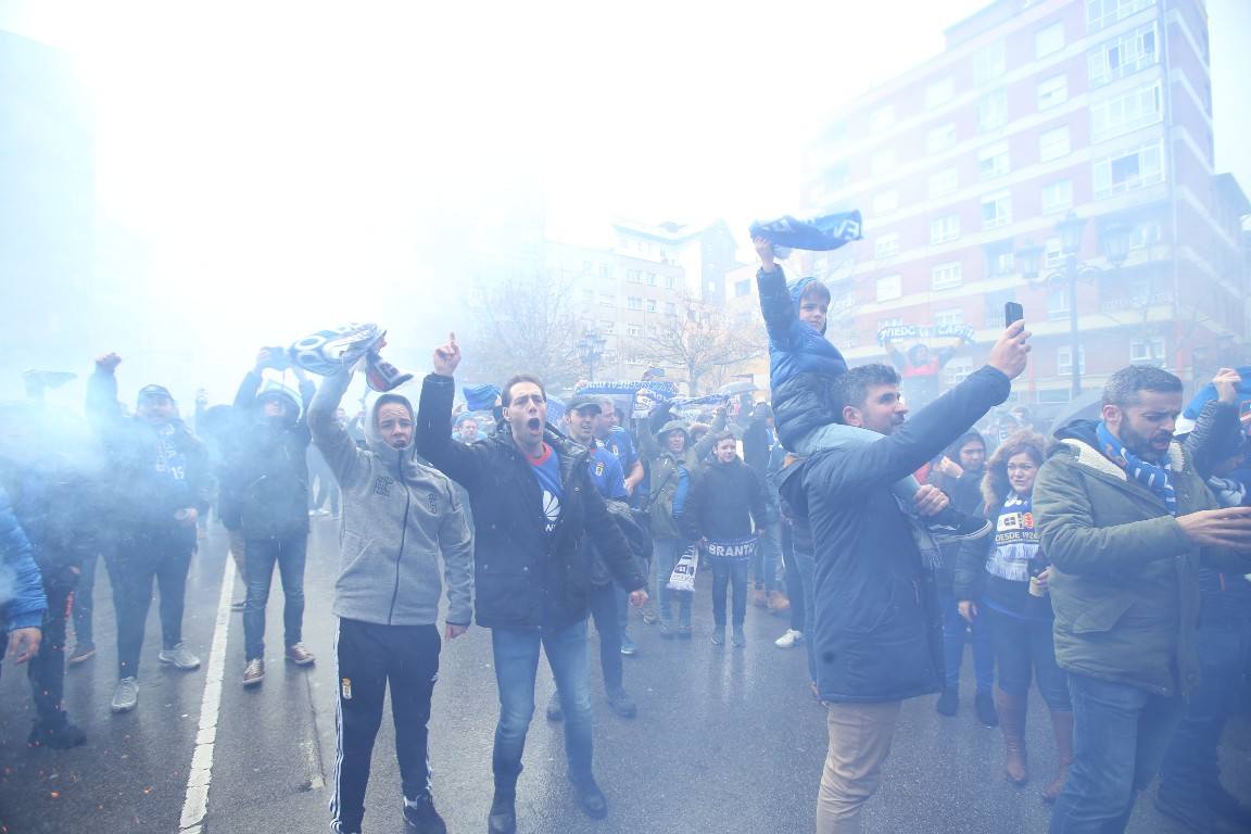 Los aficionados del Real Oviedo han escoltado a los jugadores desde la salida del hotel hasta la llegada al Carlos Tartiere. 