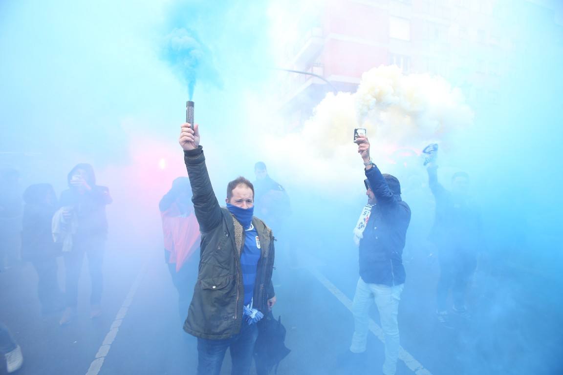 Los aficionados del Real Oviedo han escoltado a los jugadores desde la salida del hotel hasta la llegada al Carlos Tartiere. 