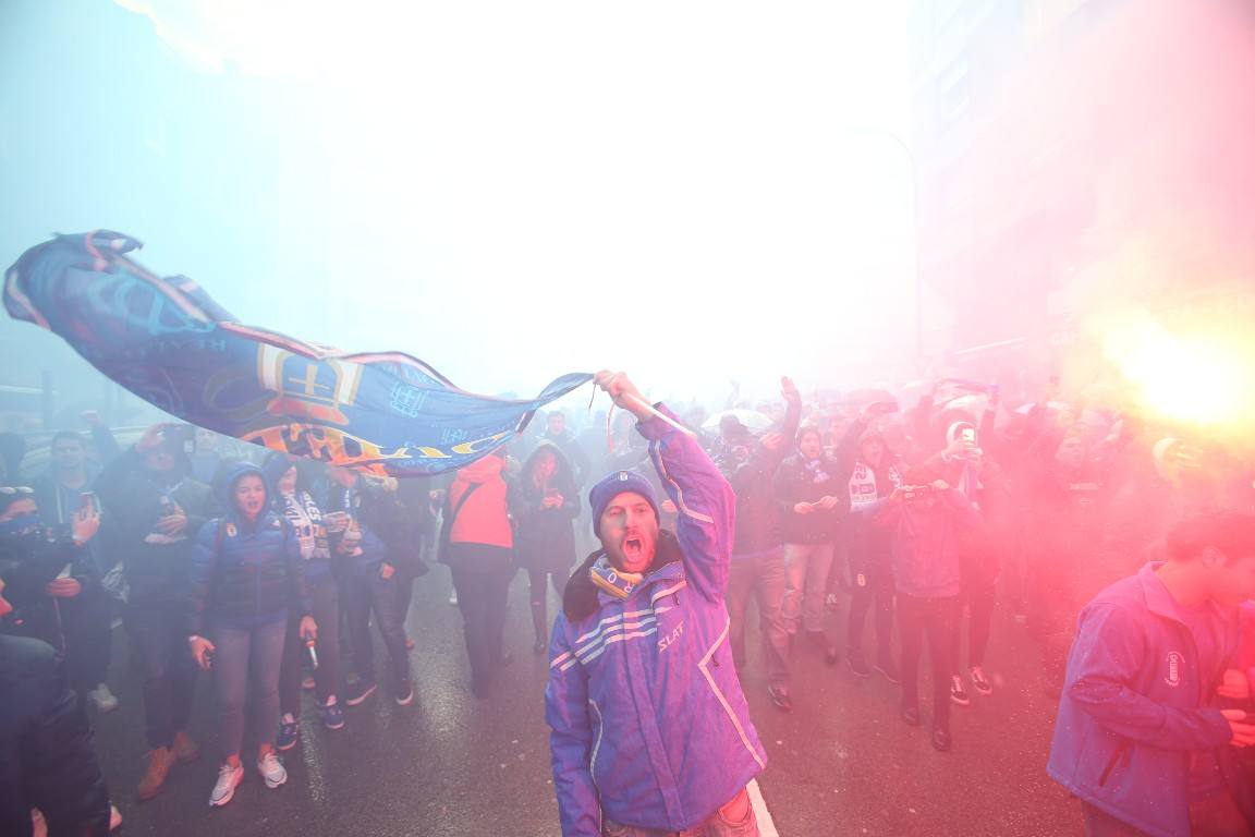 Los aficionados del Real Oviedo han escoltado a los jugadores desde la salida del hotel hasta la llegada al Carlos Tartiere. 