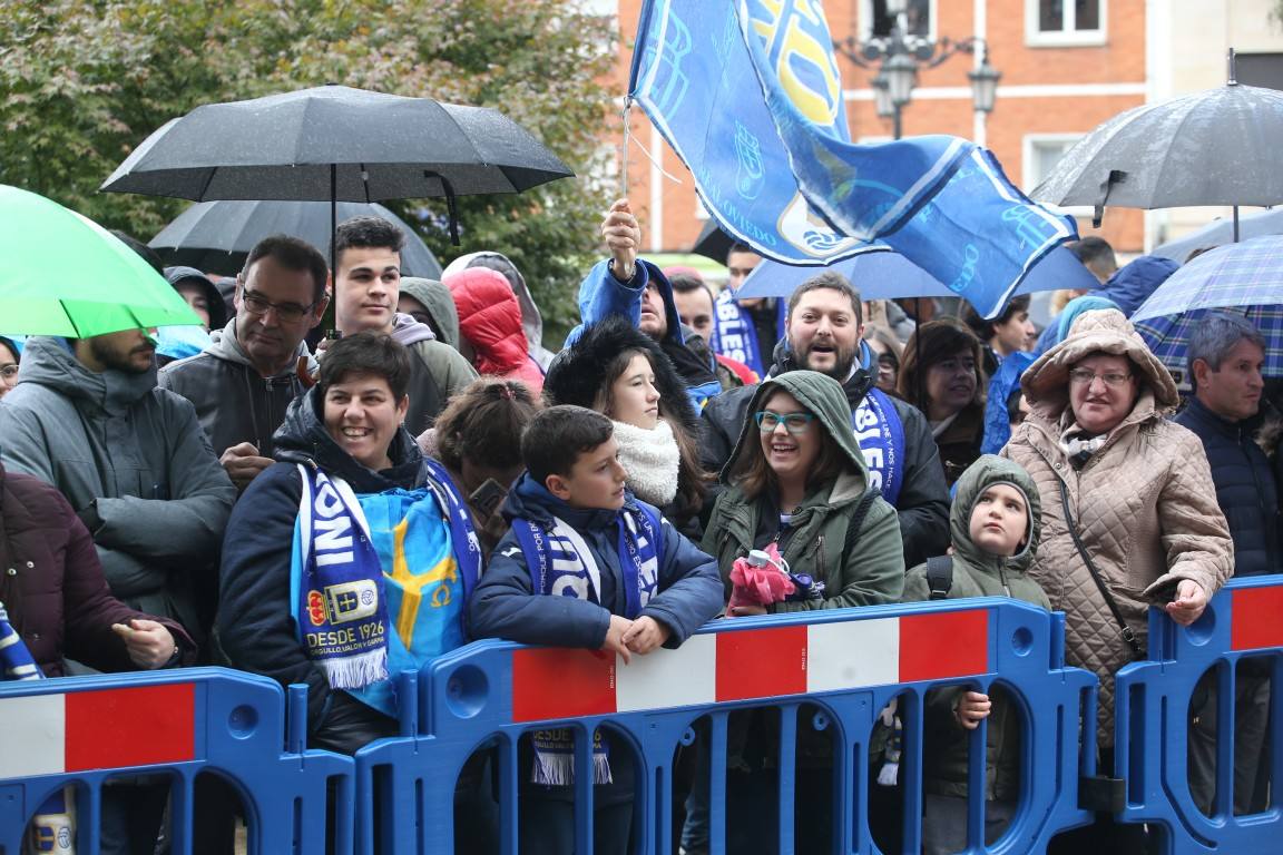 Los aficionados del Real Oviedo han escoltado a los jugadores desde la salida del hotel hasta la llegada al Carlos Tartiere. 