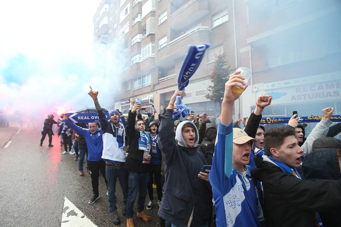 Los aficionados del Real Oviedo han escoltado a los jugadores desde la salida del hotel hasta la llegada al Carlos Tartiere. 