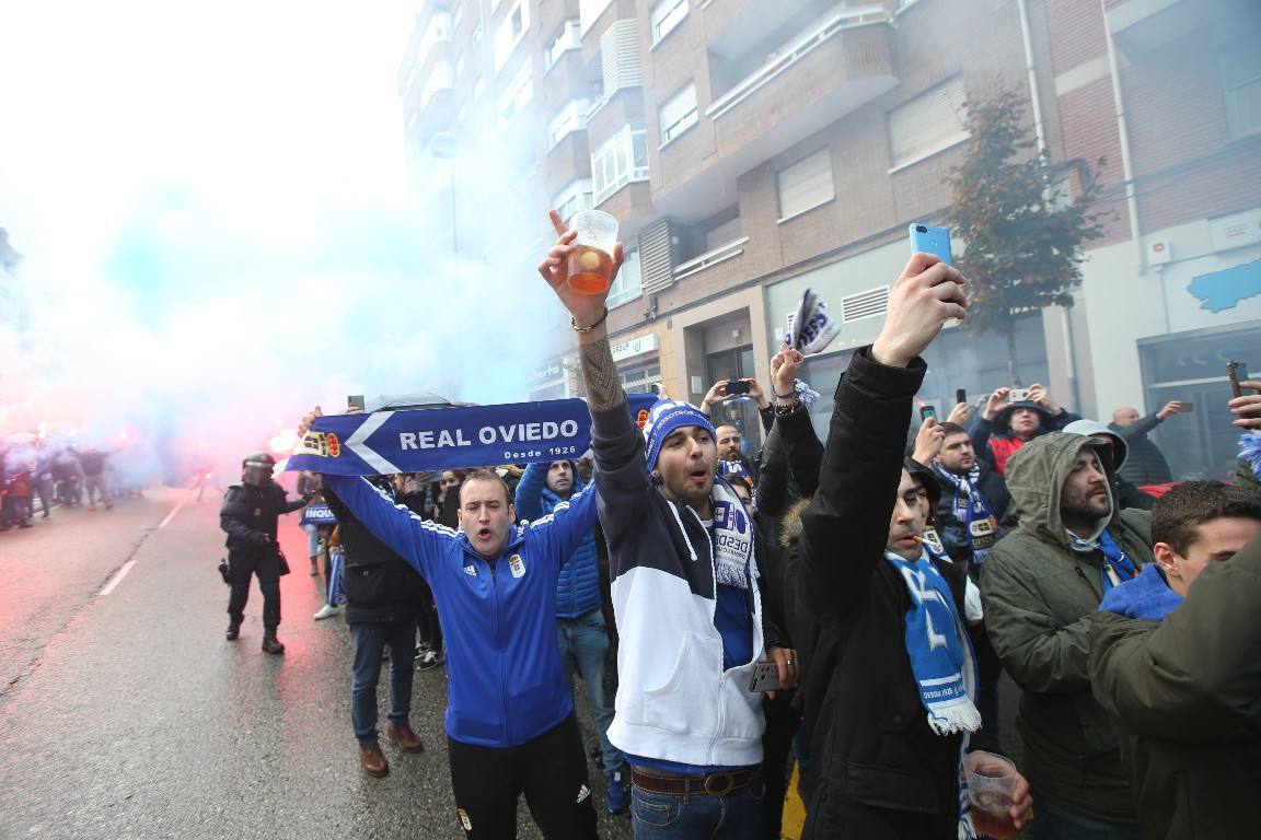 Los aficionados del Real Oviedo han escoltado a los jugadores desde la salida del hotel hasta la llegada al Carlos Tartiere. 